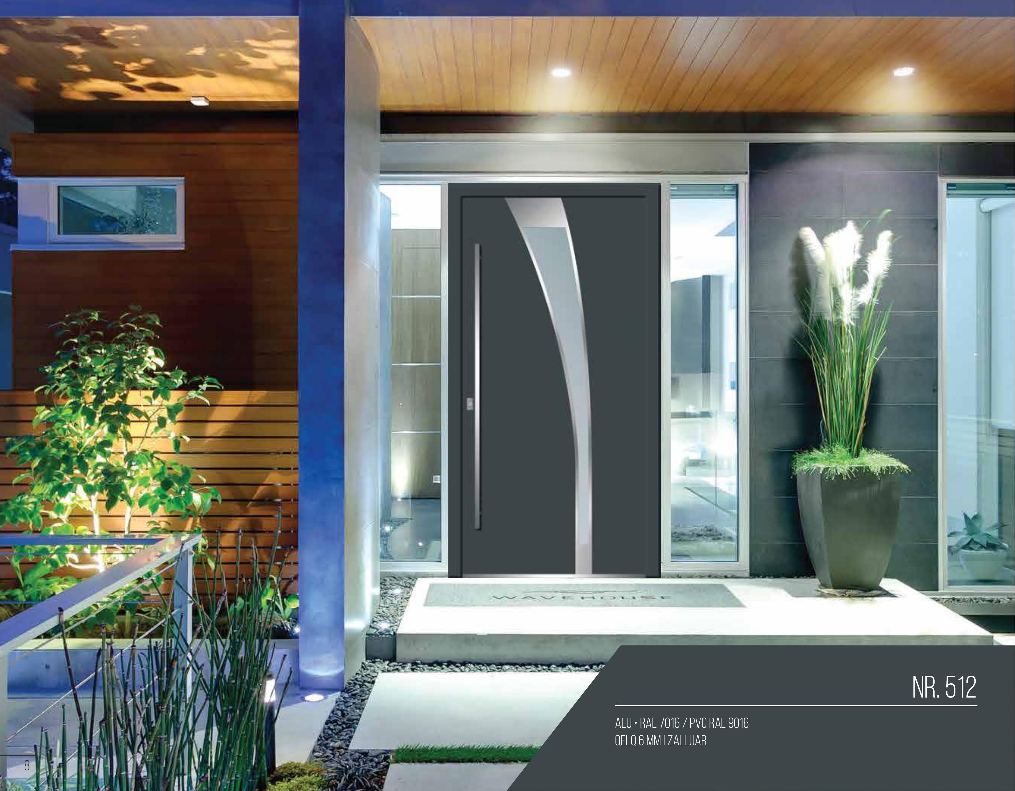 Zertifizierter Monteur beim fachgerechten Einbau einer Aluminium-Haustür