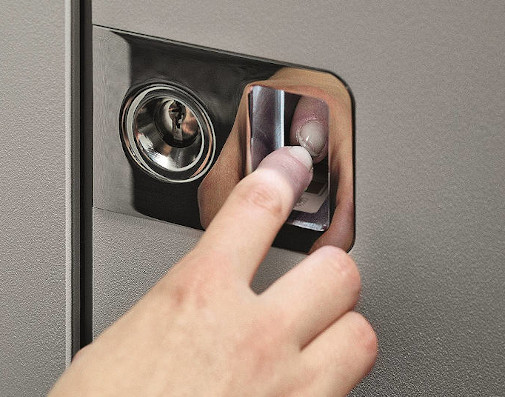 Finger auf einem Fingerprint-Scanner an einer Aluminium-Haustür