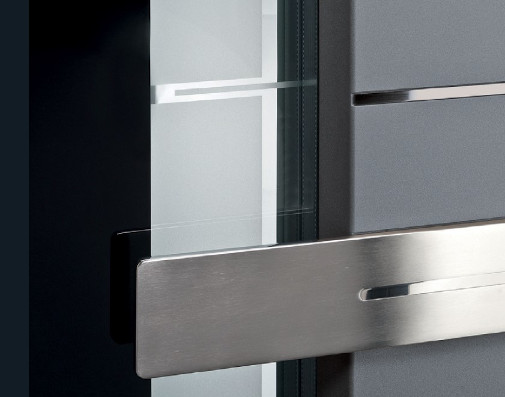 Nahaufnahme einer Aluminium-Haustür mit Edelstahl-Griffstange und Glasausschnitt