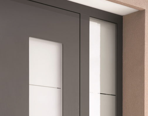 Detailansicht einer Glasverglasung an einer anthrazitfarbenen Aluminium-Haustür